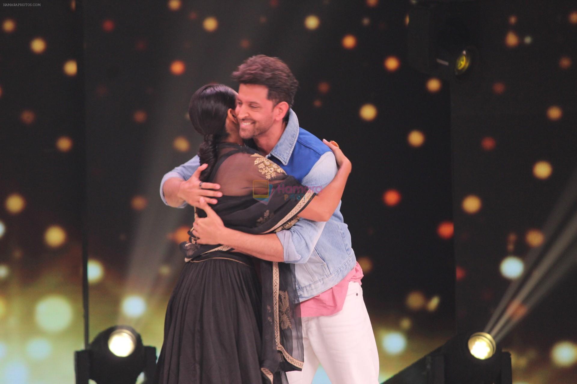 Mrunal Thakur Hrithik Roshan on the sets of colors Dance Deewane in filmcity on 2nd July 2019 Mrunal Thakur Bollywood Photos